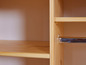 Une armoire en bois avec des étagères et une barre de penderie.