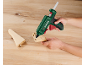 Pistolet à colle appliquant de la colle sur une pièce en bois sur une table en bois.