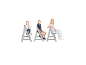 Trois enfants assis sur des chaises en bois grises ajustables, adaptées à différents âges.