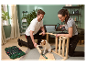 Couple assemblant des meubles avec des perceuses Parkside et des outils.