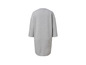 Une robe t-shirt gris oversize.