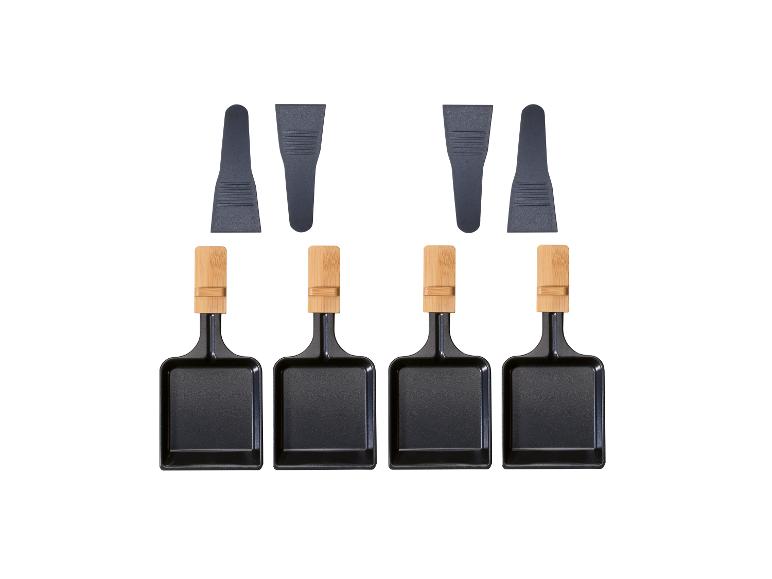 Quatre poêles à raclette noires avec des manches en bambou et huit spatules assorties.