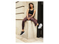 Une femme portant un soutien-gorge de sport noir et un legging à imprimé animal porte des baskets.