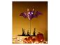 Décoration d'Halloween avec chauve-souris violette, citrouilles et lumières.