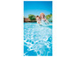 Une femme et un enfant jouent dans une piscine.