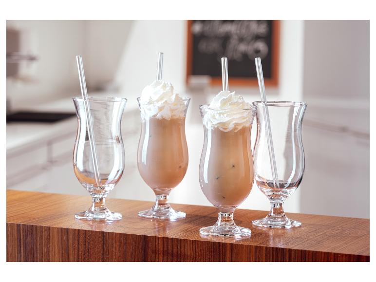 Frappés crémeux dans des verres à pied, pailles incluses.
