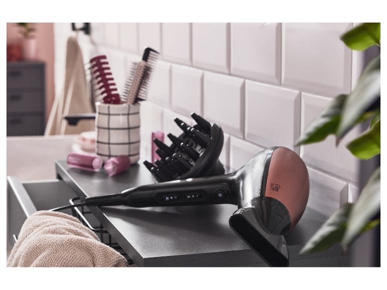 Sèche-cheveux Cien Beauty avec accessoires, sur un meuble de salle de bain.