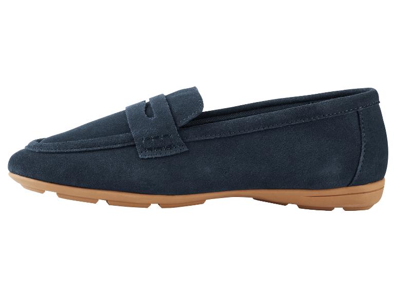 Une paire de mocassins en daim bleu avec une semelle marron.