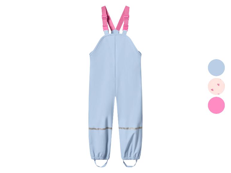 Salopette de pluie enfant bleu clair avec bretelles roses et éléments réfléchissants.