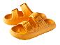 Une paire de sandales en caoutchouc jaunes.
