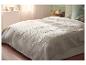 Dessus de lit LIVARNO home avec un motif matelassé élégant sur un lit.
