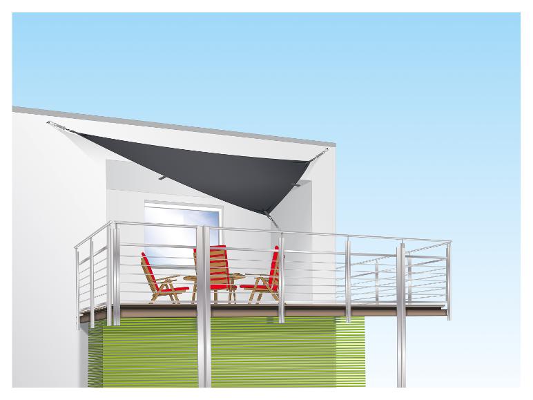 Auvent triangulaire et mobilier de balcon : chaises et table.