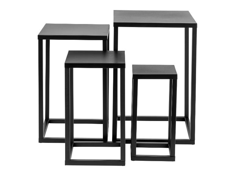 Ensemble de quatre tables gigognes carrées noires avec cadres métalliques, de hauteurs variées.