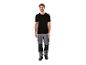 Homme en t-shirt noir et pantalon de travail gris