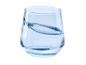 Un verre d'eau avec des bulles.