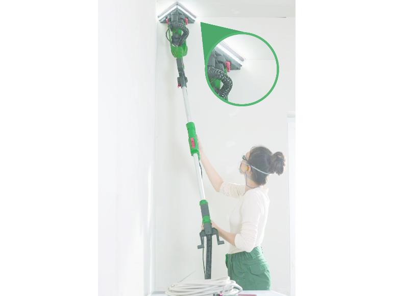 Femme ponçant un coin de mur avec une ponceuse télescopique à LED.