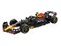 Une voiture de course Red Bull de Formule 1 noire avec des accents jaunes et rouges, avec des logos de sponsors.