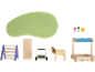 Ensemble de jouets en bois avec tapis vert, bac à sable, échelle, tondeuse et cheval.
