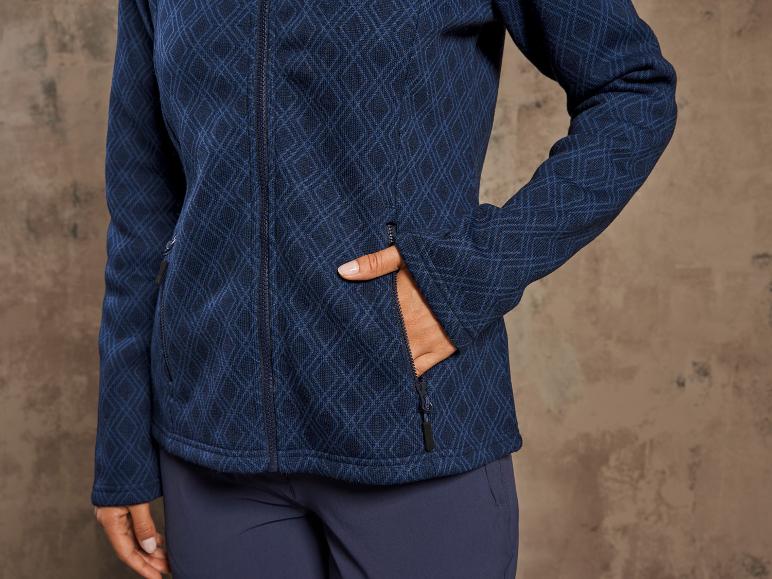 Une veste polaire bleue avec un motif losange et une fermeture éclair