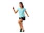 Femme courant en t-shirt et short de sport.