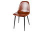 Une chaise de salle à manger en cuir marron avec des pieds noirs.