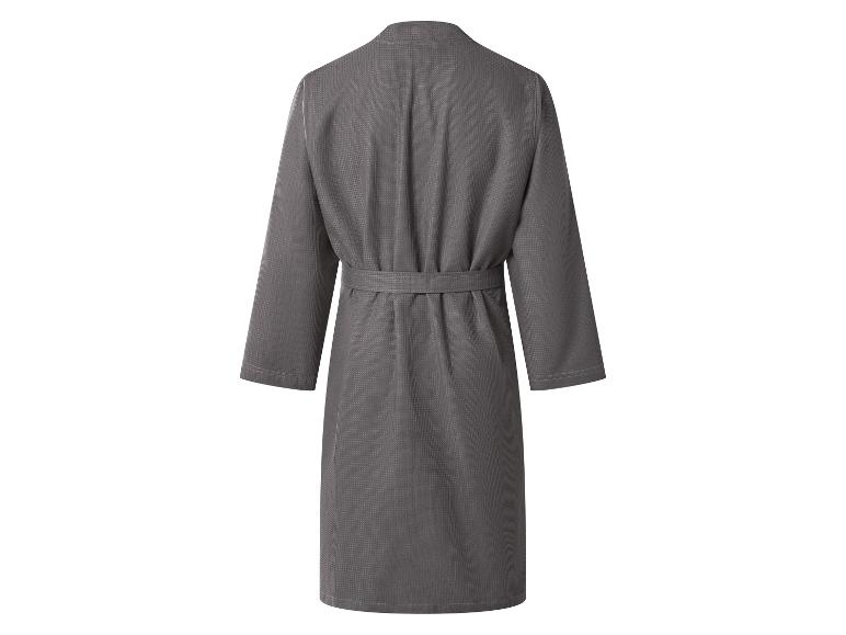 Vue arrière d'un peignoir gris en maille gaufrée avec une ceinture à nouer.