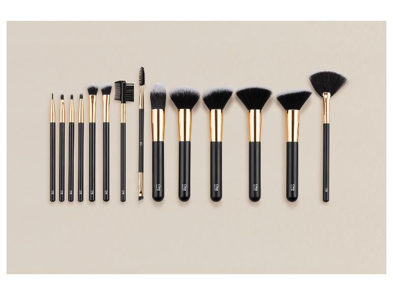 Un ensemble de 12 pinceaux de maquillage noirs et dorés de différentes tailles.
