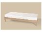 Matelas blanc texturé sur un cadre de lit en bois clair sur fond beige.