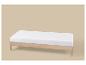 Sommier en bois clair avec matelas blanc sur fond beige