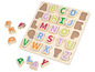Jouet en bois avec les lettres de l'alphabet de A à Z.