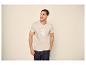 Homme en t-shirt beige avec imprimé « SUMMER STATE » et jean foncé.