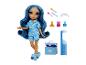 Poupée Rainbow High en pyjama bleu avec accessoires : vernis à ongles, peigne et barrettes.