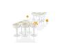 Des verres blancs pour un jeu de beer pong avec des balles orange.