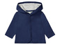 Un sweat-shirt bleu marine à capuche pour bébé.