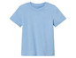 Un t-shirt bleu clair à manches courtes.