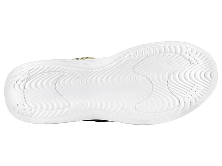 Semelle de basket blanche avec un motif ondulé.