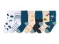 Six paires de chaussettes pour bébés avec des motifs de tracteurs et de sport.