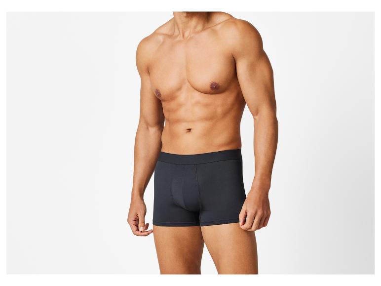 Homme portant un boxer noir.