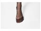 Pied de femme avec des collants noirs sur fond blanc.