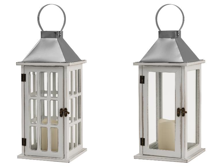 Deux lanternes décoratives blanches avec un toit en métal et des bougies intérieures