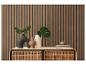 Mur à lattes en bois avec un buffet décoré de vases et de plantes.