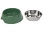 Gamelle pour animaux en plastique vert et gamelle en acier inoxydable.