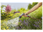 Arrosage de fleurs avec un pistolet Gardena.