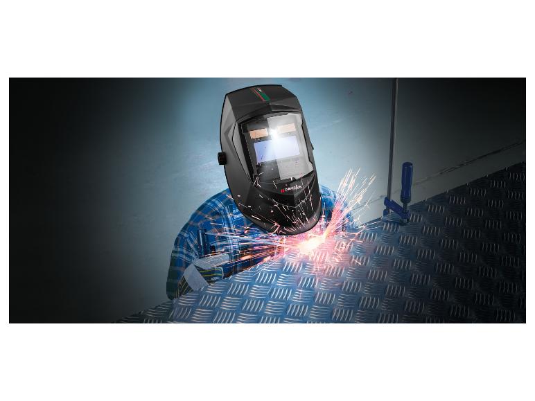 Une personne soude des plaques de métal avec un masque de soudage et un poste à souder Parkside.