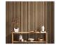Mur à lattes en bois avec une étagère en bois présentant divers objets décoratifs.
