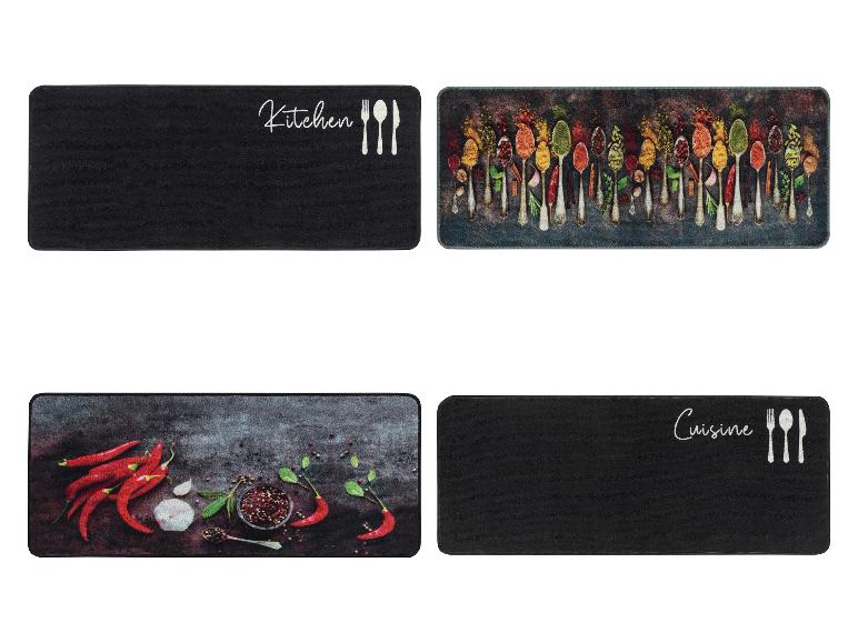 Quatre tapis de cuisine aux designs différents.