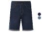 Short en jean bleu foncé pour homme avec ourlets retroussés, avec échantillons de couleur.