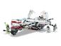 Ensemble LEGO Star Wars avec un vaisseau spatial blanc et rouge, trois figurines et un droïde.
