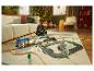 Un enfant joue avec le circuit de train en bois LUPILU® et le train télécommandé.