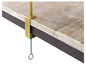 Une fixation dorée fixée à un plateau en bois.